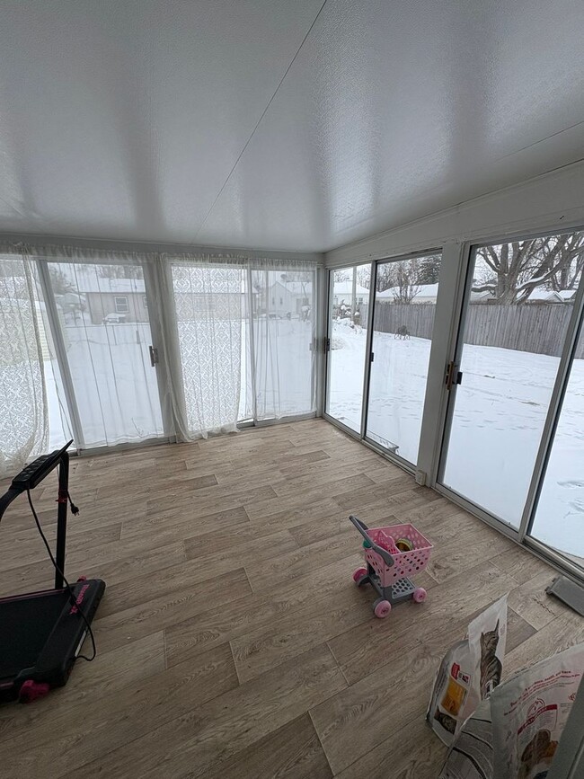 1563 Oakwood Dr in Waterloo, IA - Building Photo - Building Photo