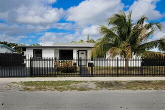 1021 NE 211th St in Miami, FL - Foto de edificio - Building Photo