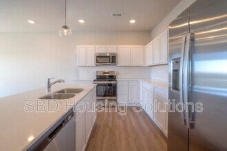 12413 S Parkwood Ln in Lee's Summit, MO - Building Photo - Building Photo