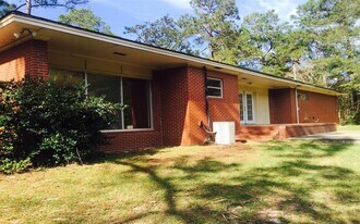 214 Circle Dr in Statesboro, GA - Building Photo