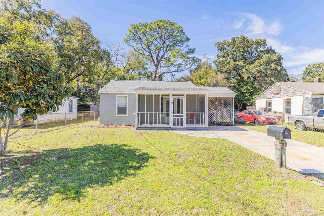 105 N Harris St in Pensacola, FL - Building Photo