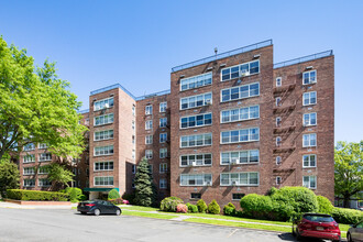 Bell Apartments in Bayside, NY - Foto de edificio - Building Photo