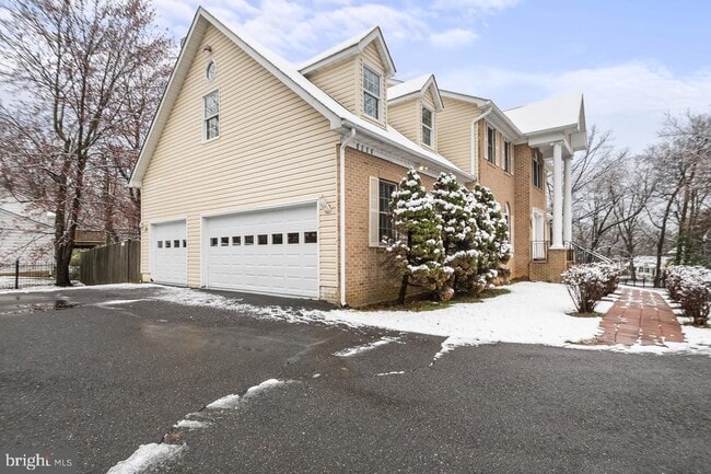 8330 Westchester Dr in Vienna, VA - Building Photo - Building Photo