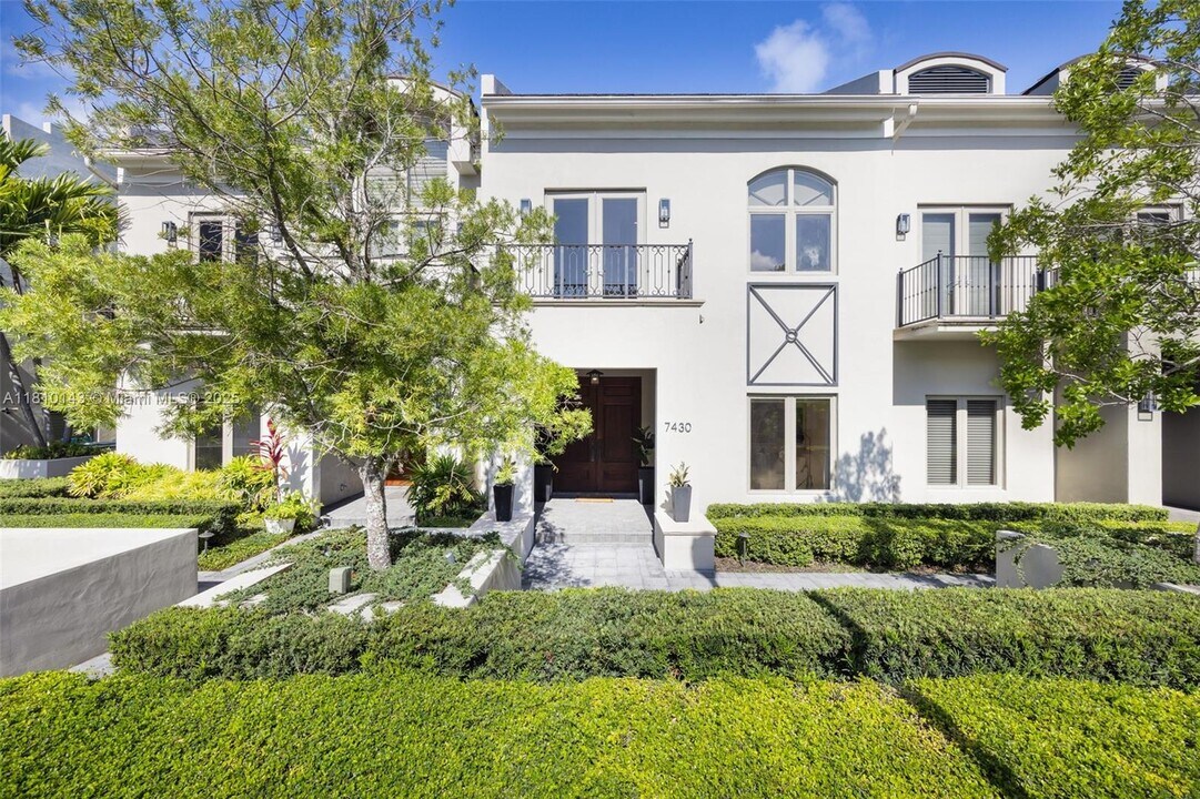 7430 SW 56th Ct in Miami, FL - Foto de edificio