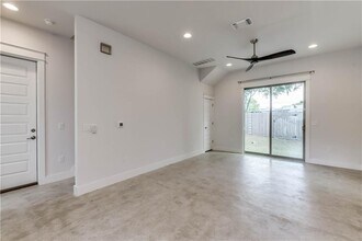 8411 Bowling Green Dr in Austin, TX - Foto de edificio - Building Photo