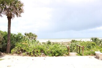 1215 N Atlantic Ave in New Smyrna Beach, FL - Foto de edificio - Building Photo