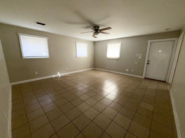 300 Cedar St in Crockett, TX - Foto de edificio - Building Photo