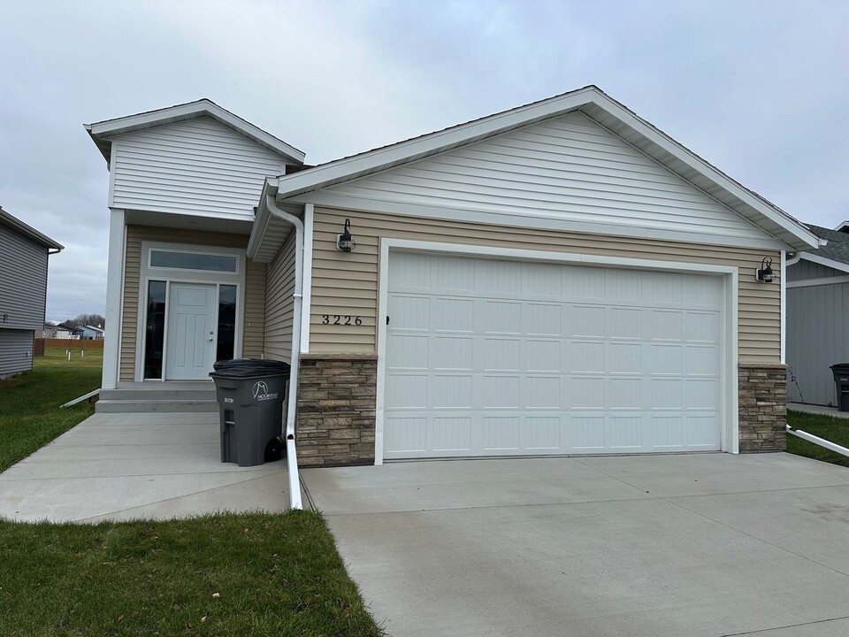 3226 31st St S in Moorhead, MN - Building Photo