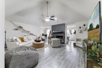 916 Clover Hill Ln in Cedar Hill, TX - Foto de edificio - Building Photo