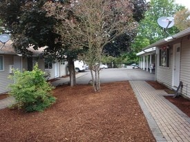 Courtney Road Townhomes in Milwaukie, OR - Building Photo