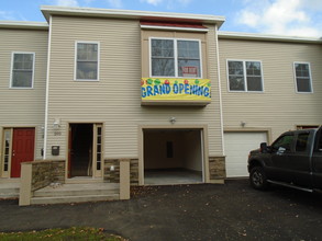 Walnut Creek Townhomes in Fayetteville, NY - Building Photo - Building Photo