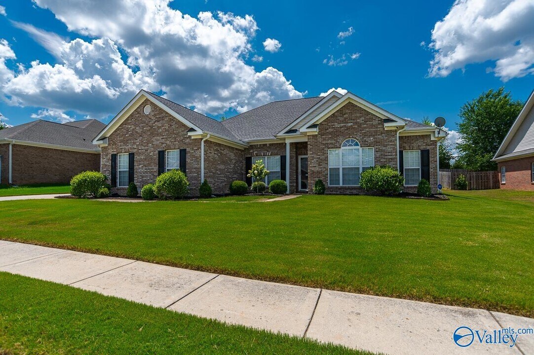 8821 Belle Mor Dr NW in Madison, AL - Foto de edificio