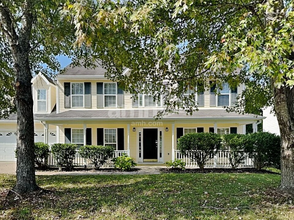 1038 Vanguard Dr in Spring Hill, TN - Building Photo