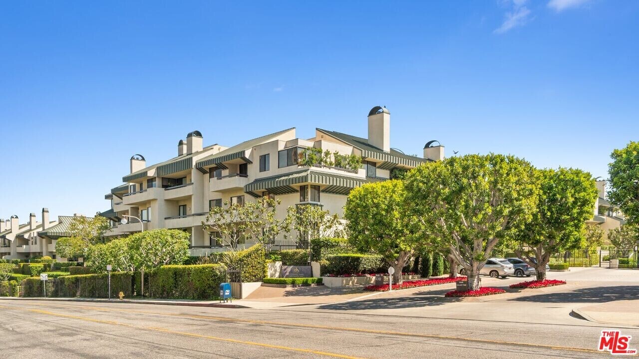2415 Century Hill in Los Angeles, CA - Building Photo