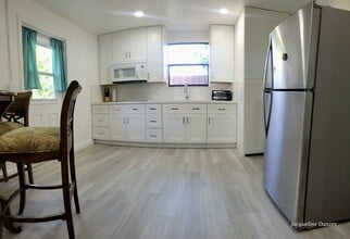 2241 NE 38th St, Unit Cozy 1-bed 1-bath - Lease in Lighthouse Point, FL - Foto de edificio - Building Photo