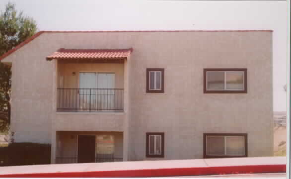 728 E Virginia Way in Barstow, CA - Foto de edificio - Building Photo