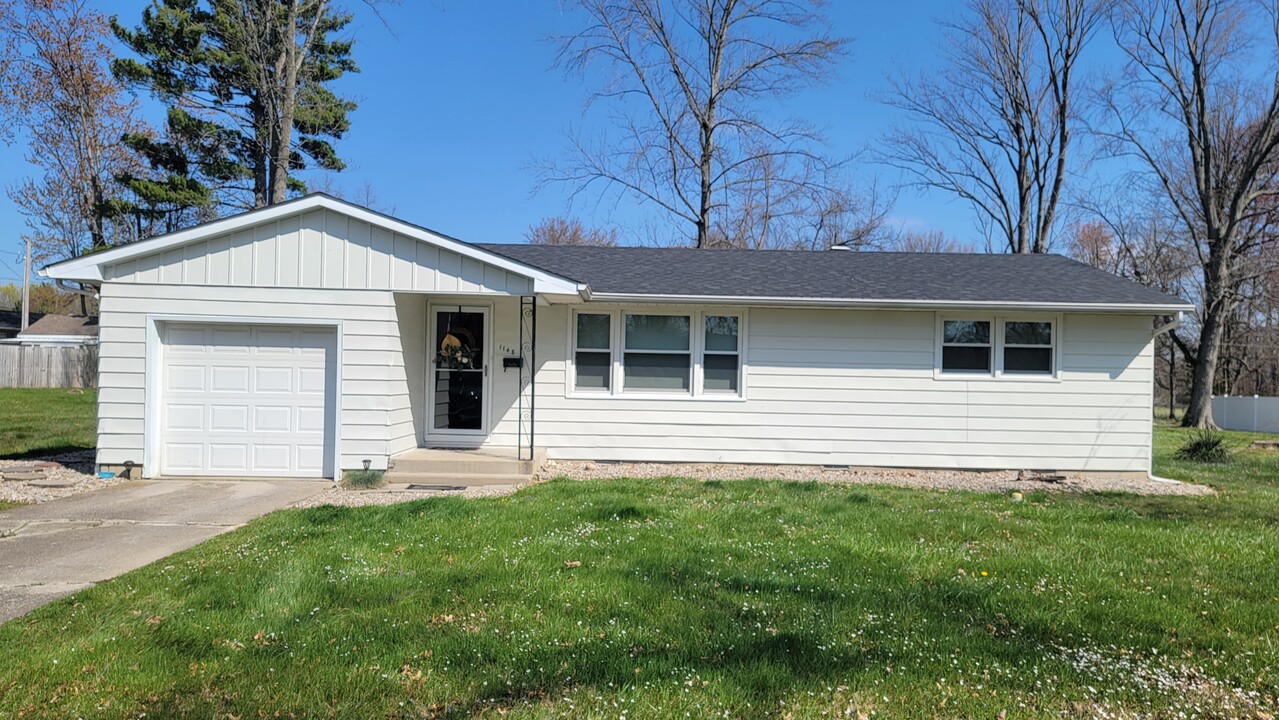 1148 Woodland Ave in Scottsburg, IN - Building Photo