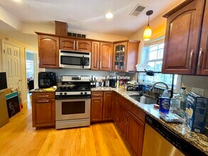 207 Hillside St, Unit 2 in Boston, MA - Building Photo - Building Photo