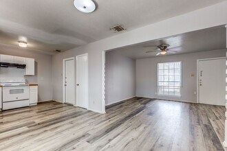 827 Spg Pk Dr in San Antonio, TX - Building Photo - Building Photo