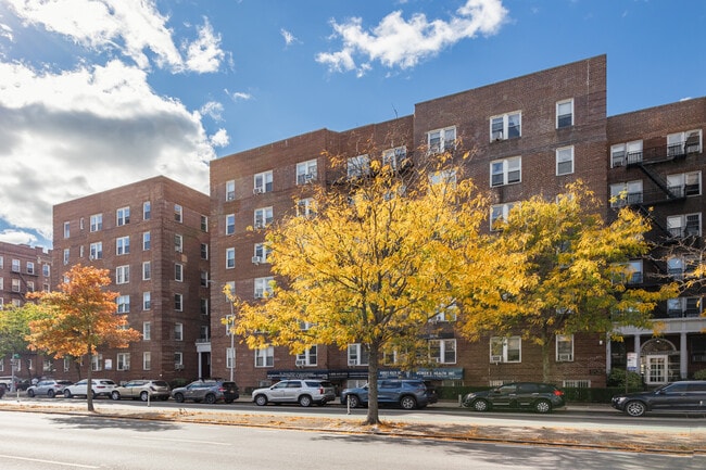 The Romney in Forest Hills, NY - Foto de edificio - Building Photo