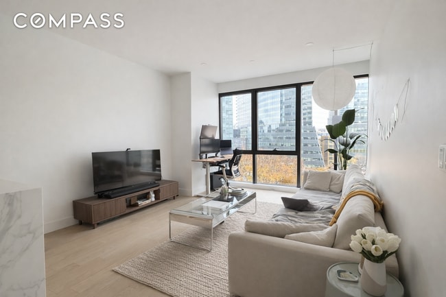 45-07 Ct Square W in Queens, NY - Building Photo - Building Photo