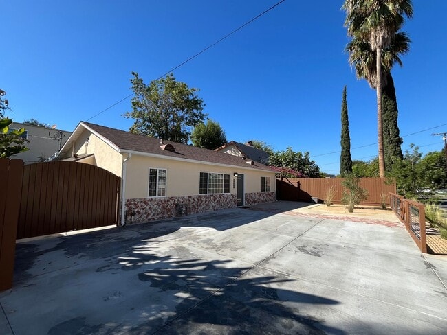 5609 Radford Ave in Los Angeles, CA - Building Photo - Building Photo