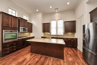 2061 Fannin Station N in Houston, TX - Building Photo - Building Photo