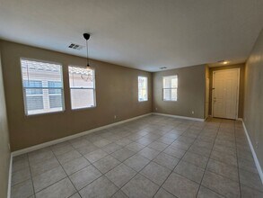 233 Country Greens Ave in Las Vegas, NV - Building Photo - Building Photo