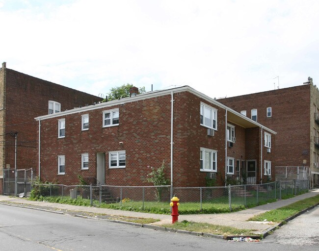 614 E 18th St in Paterson, NJ - Foto de edificio - Building Photo