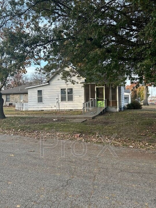 311 E Kansas St in Pittsburg, KS - Building Photo