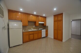 19201 Strathern St in Reseda, CA - Foto de edificio - Building Photo