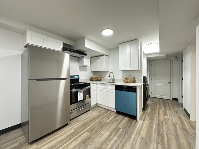 1634 N Whipple St, Unit B2 in Chicago, IL - Building Photo - Building Photo