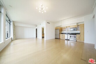 1111 S Grand Ave in Los Angeles, CA - Building Photo - Building Photo