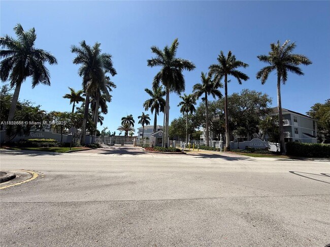 8590 SW 212th St in Cutler Bay, FL - Building Photo - Building Photo