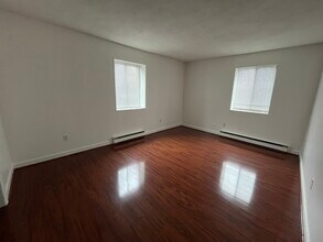 48 N Emerson St, Unit 48 N Emerson Unit 9 in Wakefield, MA - Foto de edificio - Building Photo