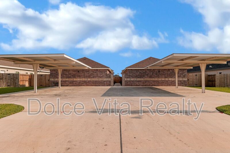 1013 W La Pointe Ave in Alton, TX - Building Photo