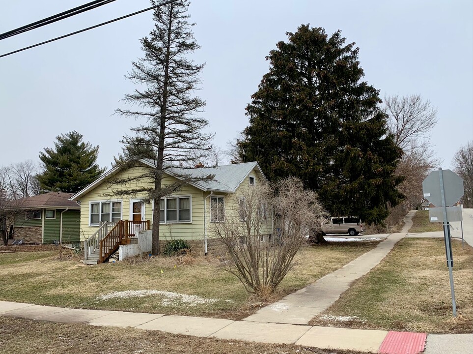 1932 Curtiss St in Downers Grove, IL - Building Photo