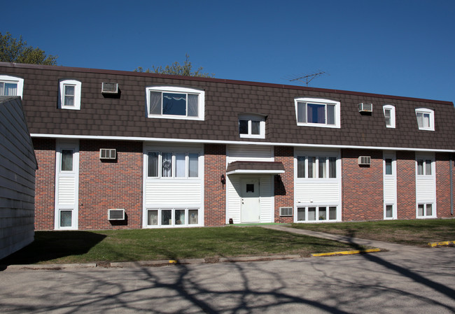 Mansard Apartments in Hutchinson, MN - Foto de edificio - Building Photo