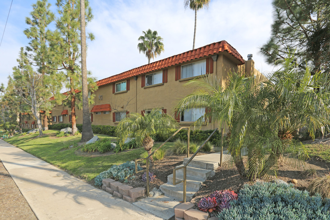 Carlton Heights Villas in Santee, CA - Foto de edificio