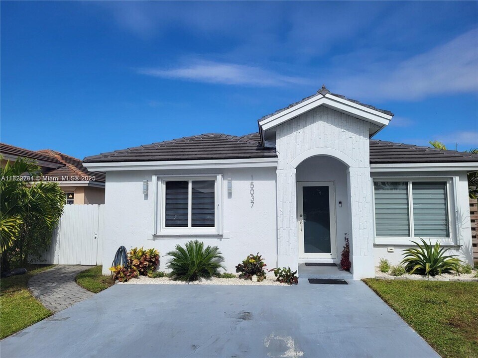 15037 SW 138th Terrace in Miami, FL - Building Photo