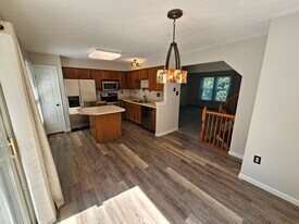 351 Murrays Ln in Pittsburgh, PA - Building Photo