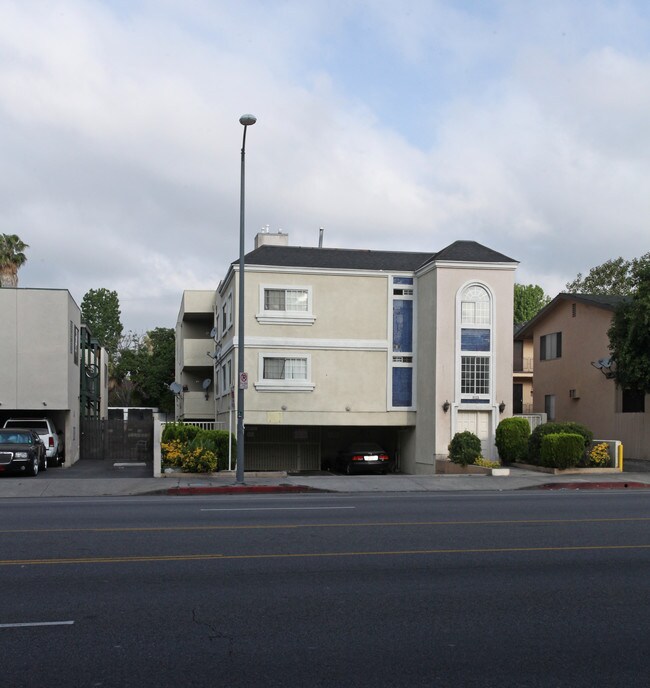 6711 Woodman Ave in Van Nuys, CA - Foto de edificio - Building Photo