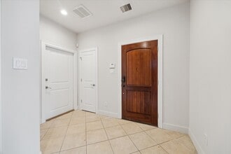 3041 Clinton Dr in Houston, TX - Building Photo - Building Photo