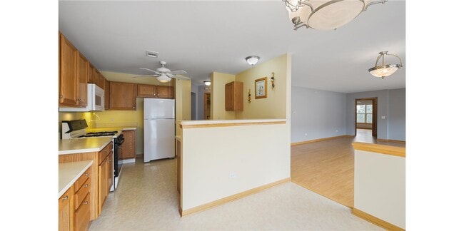 680 Mill Cir, Unit 204 in Wheeling, IL - Building Photo - Building Photo