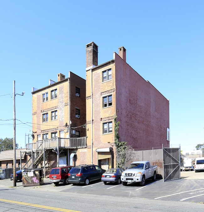 677 Fairfield Ave in Bridgeport, CT - Foto de edificio - Building Photo