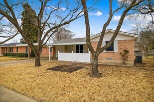 1230 Oriole Ln in Garland, TX - Building Photo