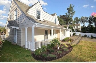 4 Addison Ln in Greenvale, NY - Building Photo - Building Photo