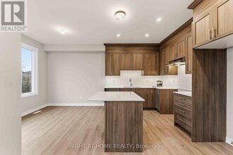 290 Les Emmerson Dr in Ottawa, ON - Building Photo - Building Photo