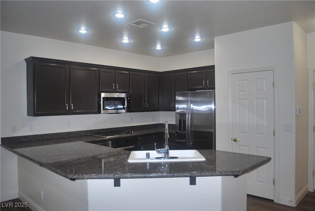 10031 Cranbrook Falls Ct in Las Vegas, NV - Building Photo