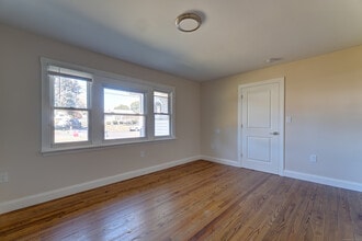 37 Moulthrop St in North Haven, CT - Building Photo - Building Photo